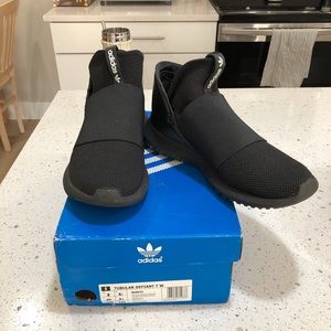Black lace less adidas tubular defiant shoes